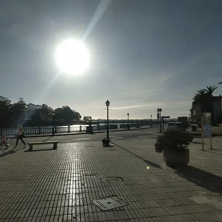 En El Paseo Maritimo A Pie De Playa *